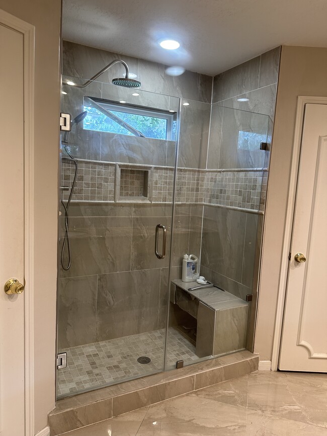 Primary bath shower - 5122 Crystal Bay Dr