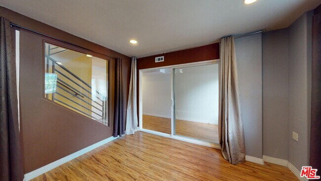 Building Photo - 11622 Oxnard St