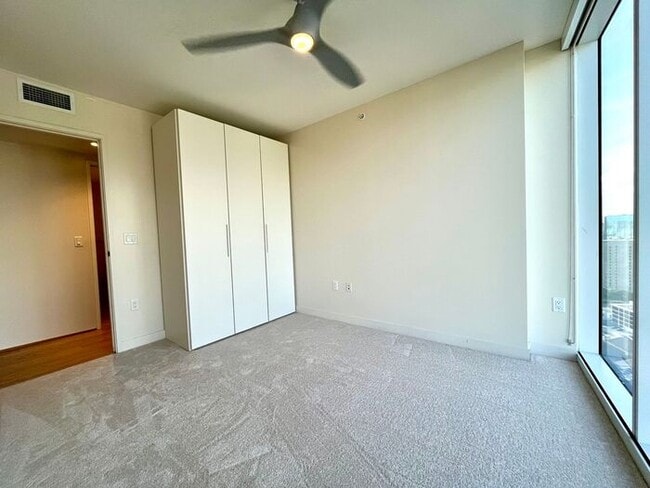 Building Photo - Symphony Honolulu: 2 Bed, 2 Bath w/ 2 Park...