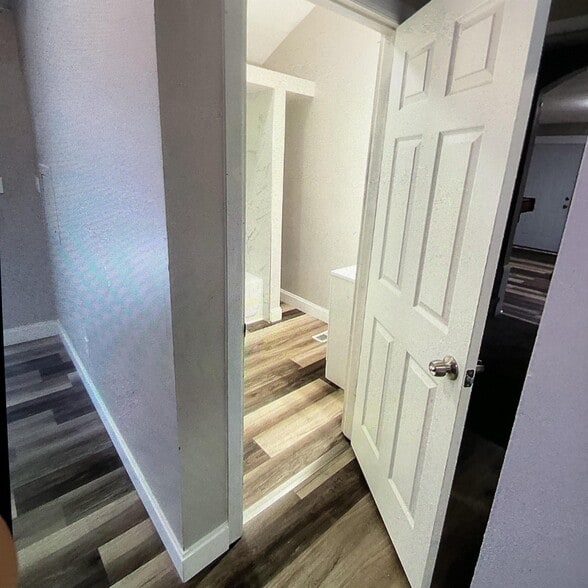 Building Photo - 670 Arbutus Ct