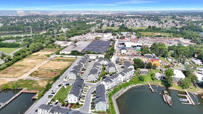 Building Photo - Stunning Townhome with Water Views!