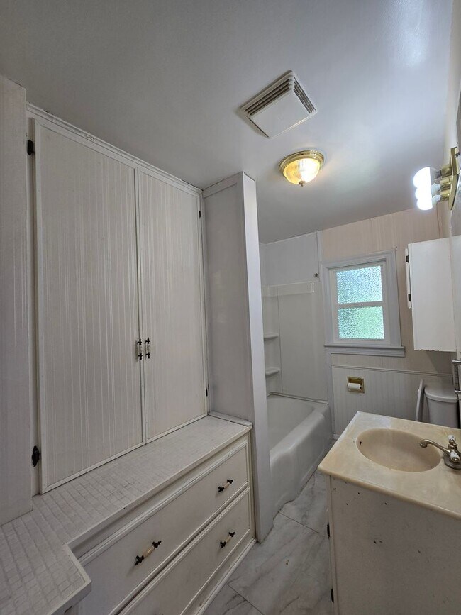 Building Photo - Spacious 4 Bedroom Home with Solar Panels, Fully Fenced Yard on Rimrock Rd