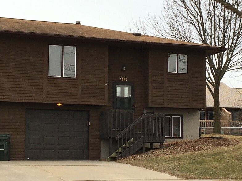 Building Photo - 1843 Hollywood Ct