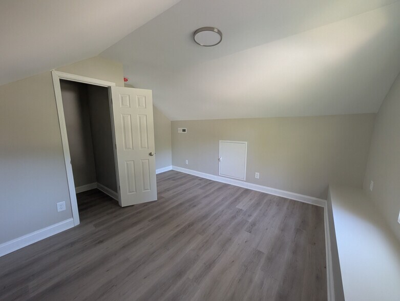 Building Photo - Room in House on Hart St