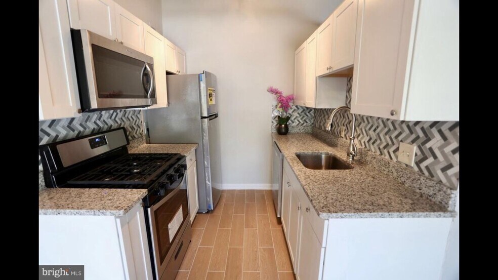Granite countertops and beautiful mosaic backsplash - 4949 Americana Dr