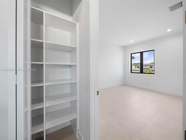 Building Photo - 5718 Ashwood Cir