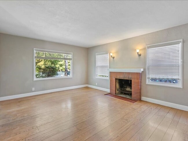 Building Photo - Sunny & Bright Bungalow in King Estates