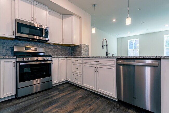 Building Photo - Elegant Townhome Living Near Herndon Conveniences