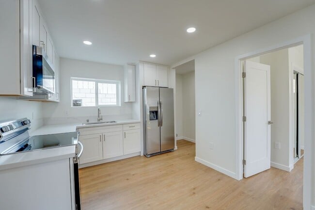 Building Photo - 2412 33rd St
