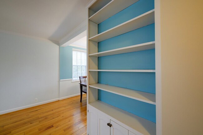 Building Photo - Updated 1BR in Iconic McLean Gardens is the Urban Retreat You've Been Looking For!