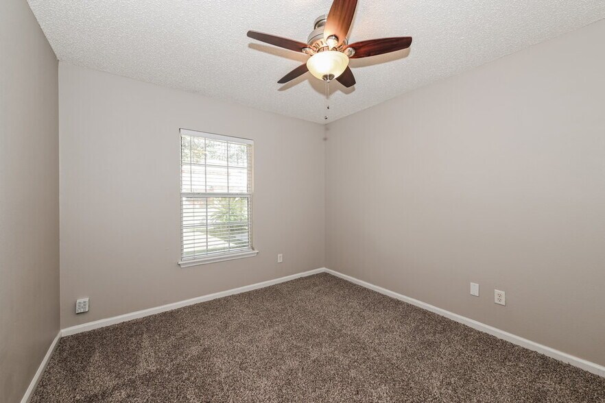 Building Photo - 9016 Redtail Dr