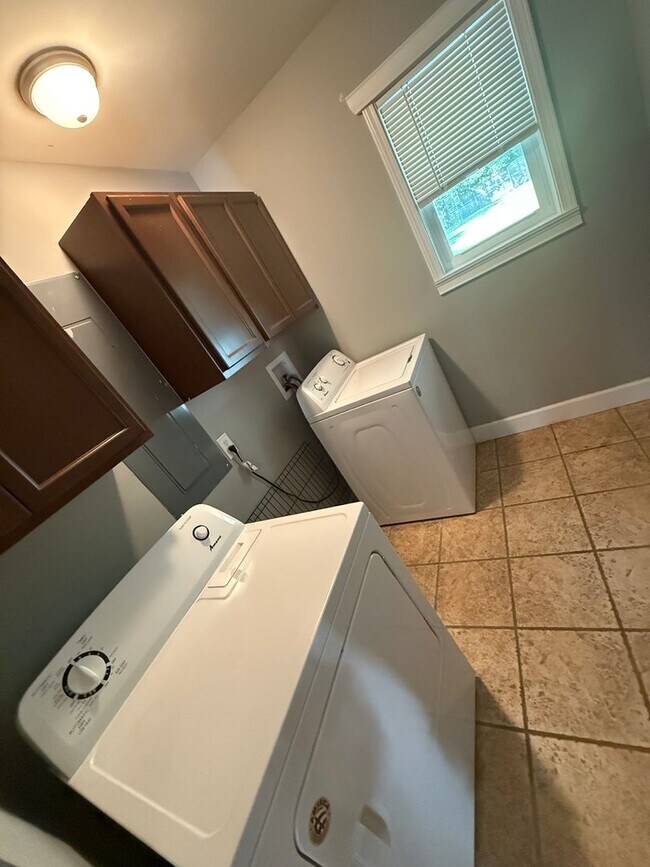 Building Photo - Beautiful 3 Bedroom