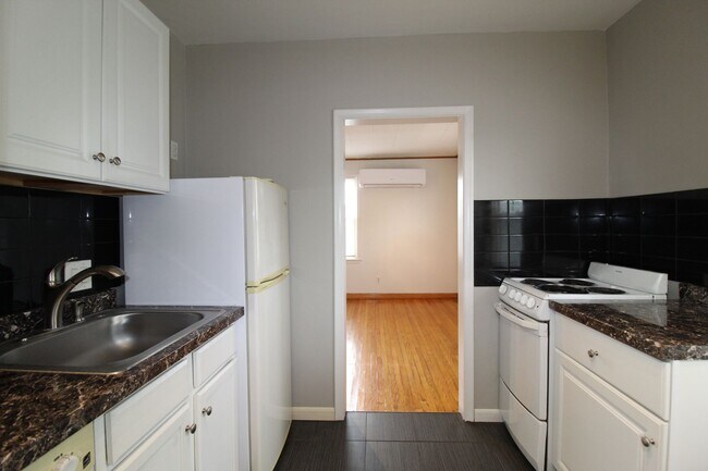 Building Photo - 1312 W 39th St