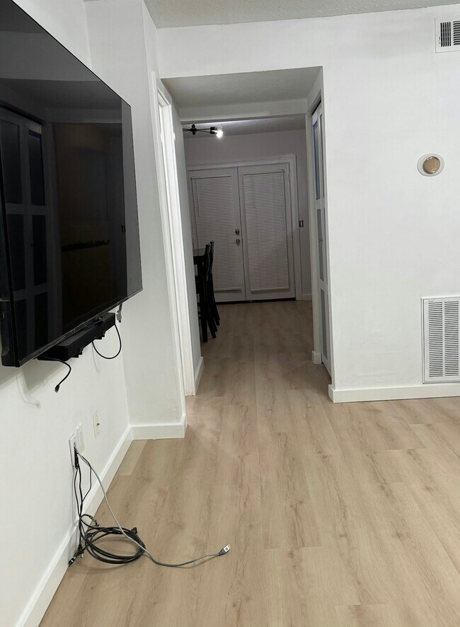 Building Photo - 116 Five Oaks Dr