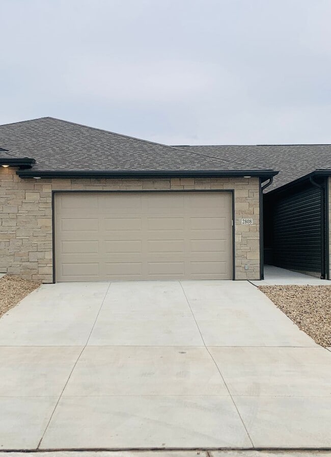 Building Photo - Beautiful ranch townhome with 2 stall gara...