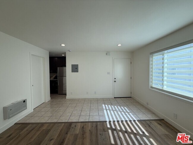 Building Photo - 2400 Vanderbilt Ln