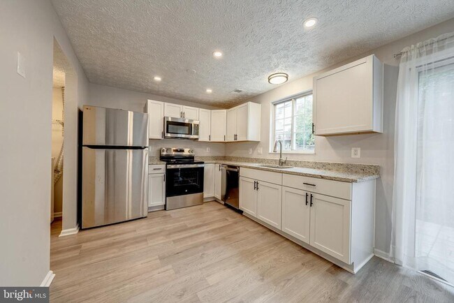 Building Photo - 6320 Lightburn Ct