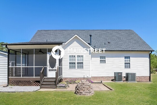 Building Photo - 3 Bedroom Pet-Friendly Home in FOUR OAKS, NC with Main Street Renewal