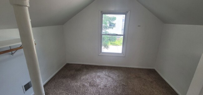 Building Photo - Duluth, MN. 4 bedroom - 1 bath - 1 off str...