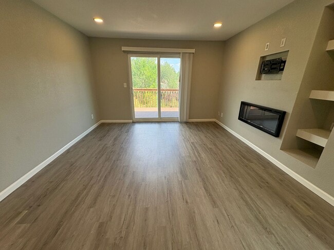 Building Photo - 6741 Dublin Loop W
