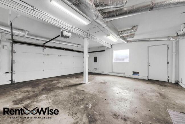 Building Photo - 315 Crestmont Dr