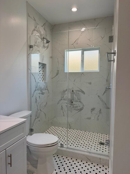 Building Photo - 151 E 47th St