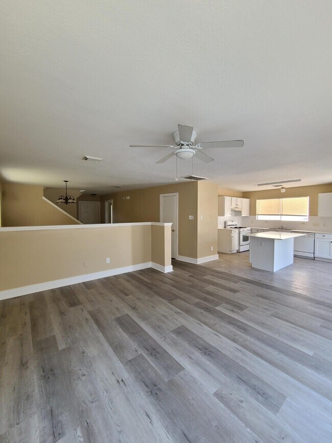 Building Photo - 15835 W Park Ct