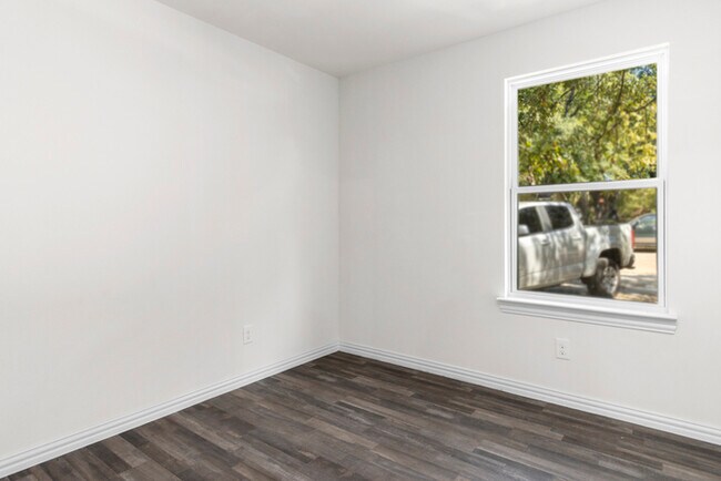 Building Photo - One Month FREE rent!