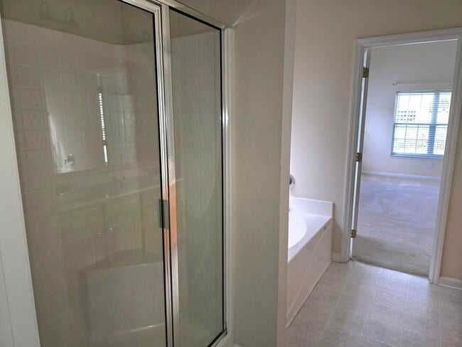 Building Photo - 4Br 2.5Ba in Grand Oaks with Pool Access!