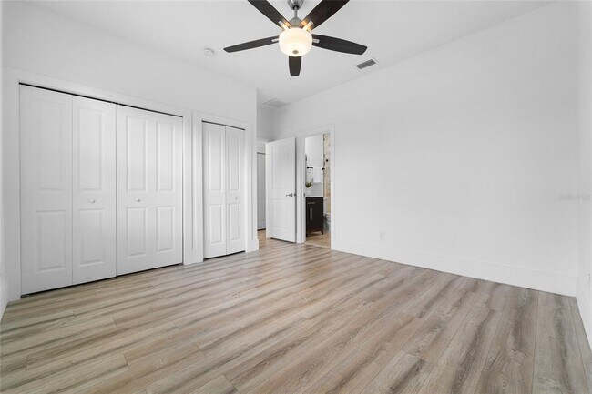 Building Photo - 4802 W Beachway Dr