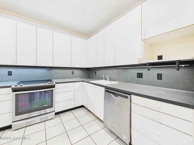 Building Photo - 19 Courtyard Cir