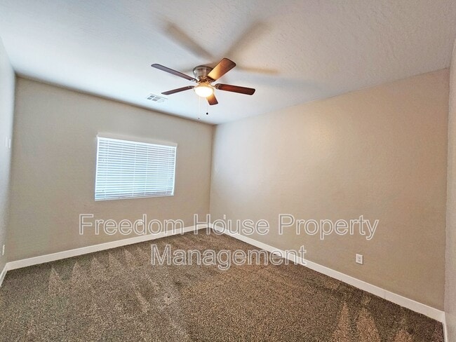 Building Photo - 1111 Sixshooter Ave