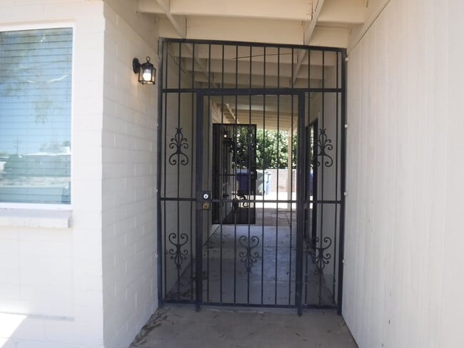 Building Photo - 3 Bedroom, 2 Bath House for Rent on the Eastside (Irvington/Kolb)