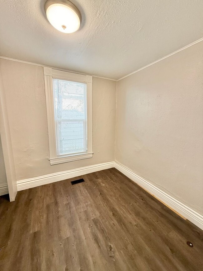 Building Photo - 1115 W 11th St