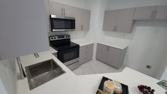 Building Photo - 502 E 24th St