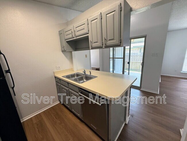 Building Photo - 6845 S Creek Dr