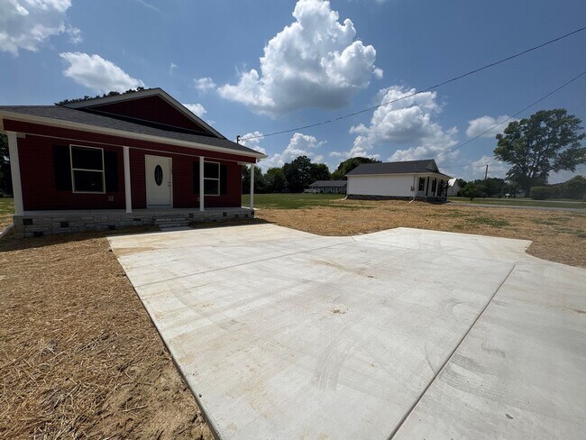 Building Photo - BRAND NEW Home with large yard in Tullahoma...