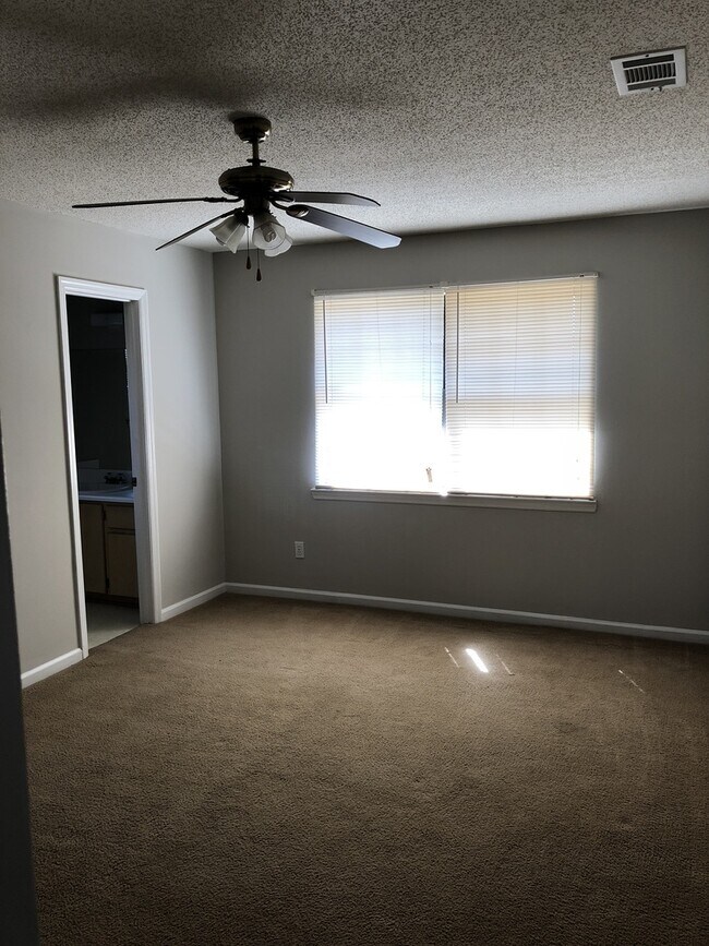 Building Photo - 3 bed 2 bath Pet friendly Home