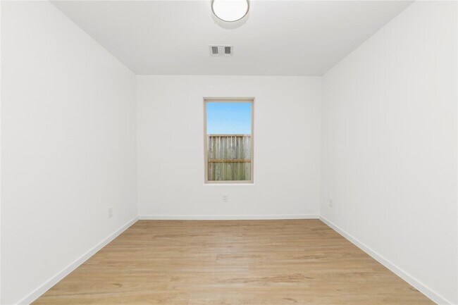 Building Photo - 1626 Red Oak Dr