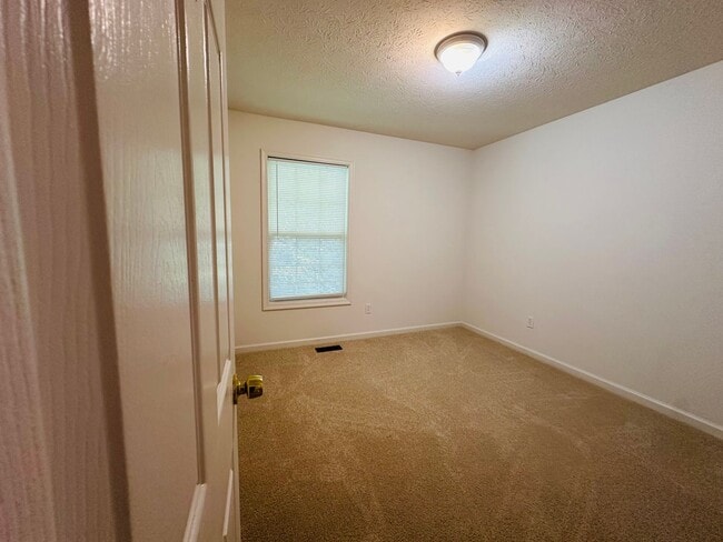 Building Photo - 3 Bedroom 2.5 Bath Townhouse