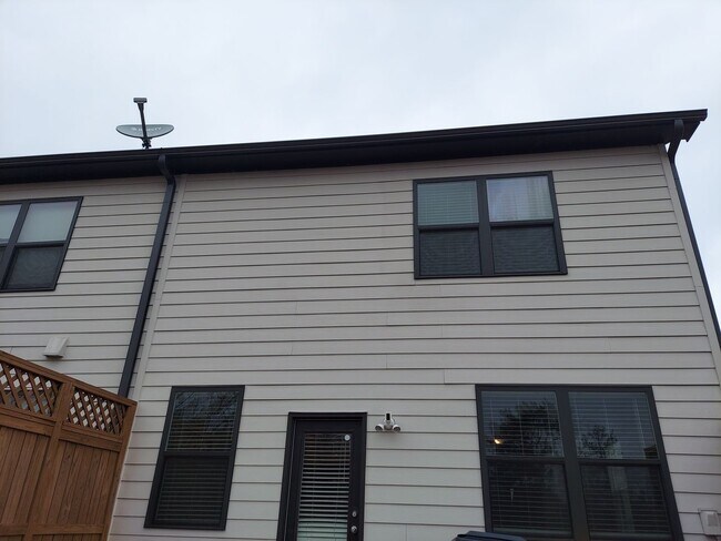 Building Photo - Stunning Townhome with Modern Finishes & Resort-Style Amenities – Available July 1!