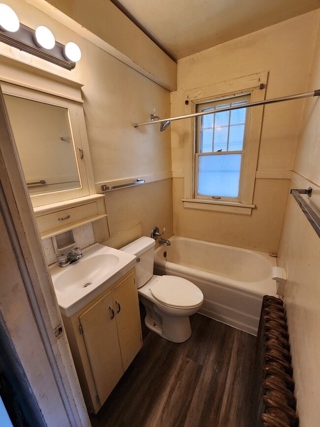 Building Photo - 458 N 6th St