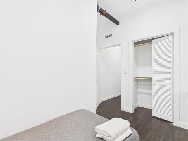 Building Photo - 1010 W 26th St