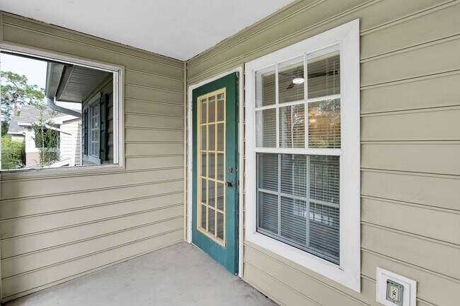 Building Photo - Stunning Designer Condo Remodeled to Perfe...