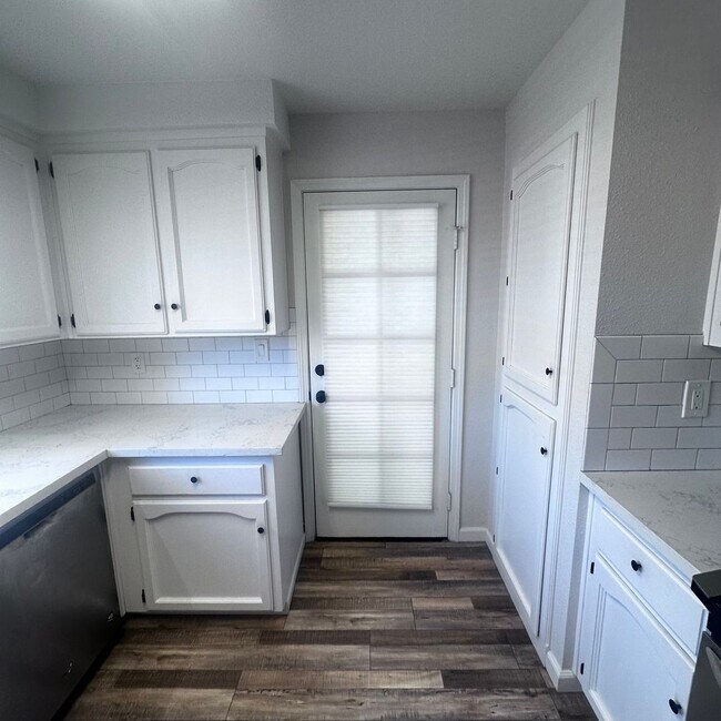 Building Photo - Must See!! Gorgeous 2 Bedroom, 2 Bathroom ...