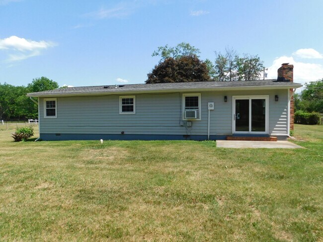 Building Photo - Price Reduced!!! $1950/Month