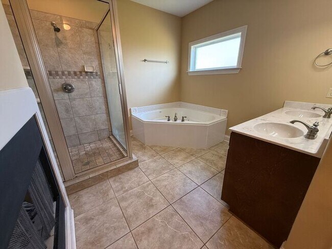 Building Photo - GORGEOUS HOME IN RUSTLING OAKS JUST MINUTES FROM MEMPHIS