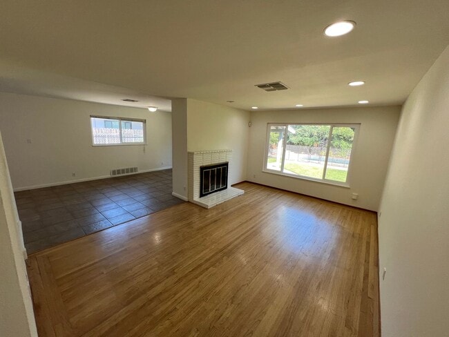 Building Photo - Charming Neighborhood in Carmichael with b...