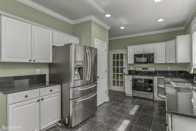 Building Photo - 409 Forest