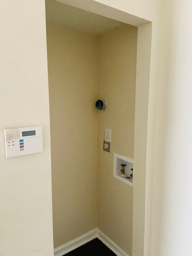 Building Photo - 3 bedrooms /2 bath Condo Available Now